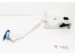 Używane Zbiornik spryskiwacza przód Seat Ibiza IV (6J5) 1.4 TDI Cena € 15,00 Procedura marży oferowane przez Focus Automotive