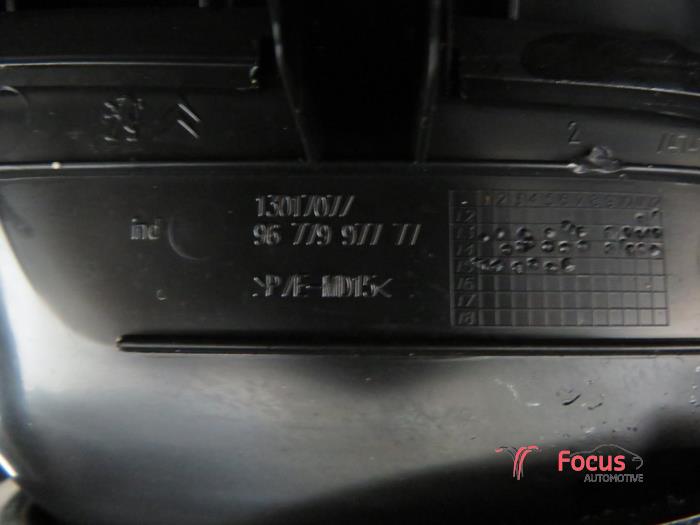 Console centrale d'un Peugeot 308 SW (L4/L9/LC/LJ/LR) 1.2 12V e-THP PureTech 110 2015