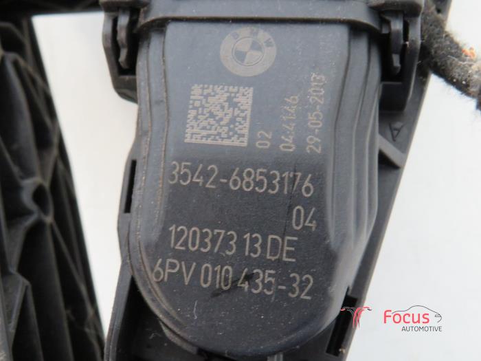 Throttle pedal position sensor from a BMW 1 serie (F20) 116d 1.6 16V Efficient Dynamics 2016