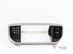 Usagé Grille aération tableau de bord Kia Sportage (QL) 1.6 GDI 132 16V 4x2 Prix € 125,00 Règlement à la marge proposé par Focus Automotive