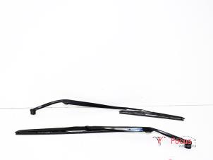 Used Front wiper arm Kia Sportage (QL) 1.6 GDI 132 16V 4x2 Price € 35,00 Margin scheme offered by Focus Automotive