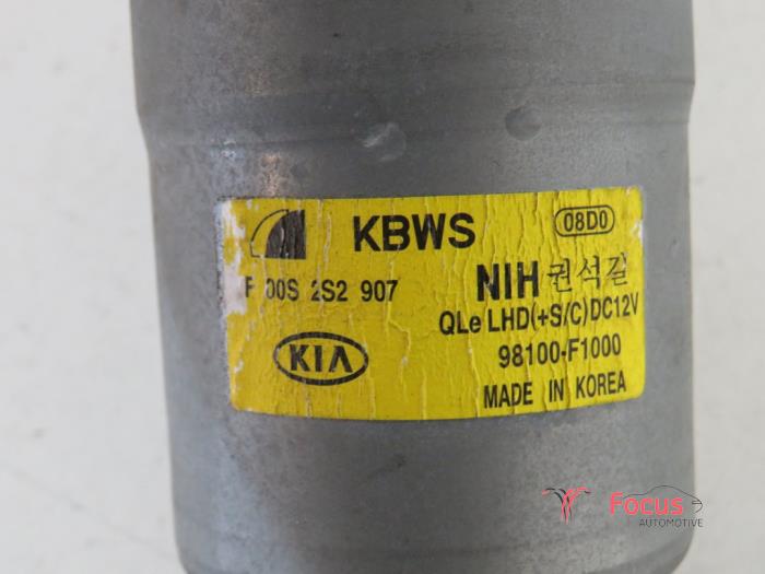 Front wiper motor from a Kia Sportage (QL) 1.6 GDI 132 16V 4x2 2019