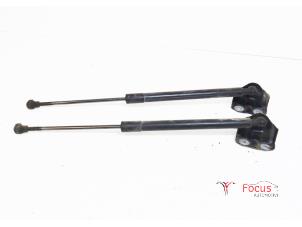 Used Set of tailgate gas struts Renault Clio IV (5R) 1.5 dCi 75 FAP Price € 14,95 Margin scheme offered by Focus Automotive