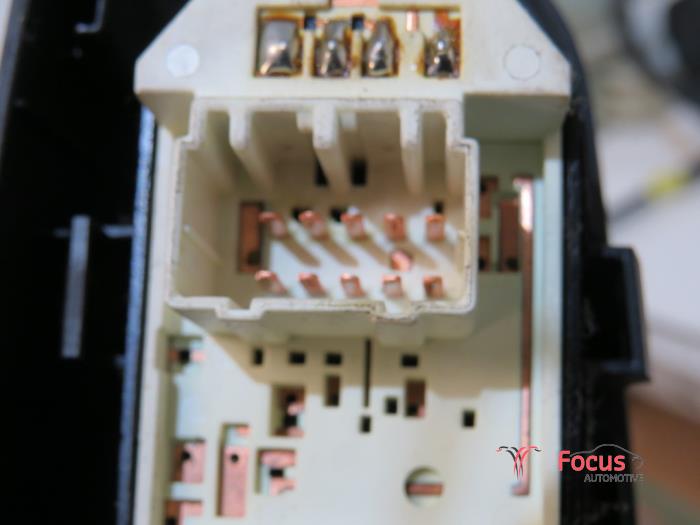Interruptor combinado de ventanillas de un Kia Cee'd (EDB5) 1.6 CRDi 16V 2010