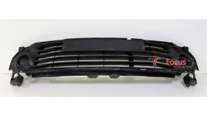 Used Front bumper, central component Renault Clio IV (5R) 0.9 Energy TCE 90 12V Price € 35,00 Margin scheme offered by Focus Automotive