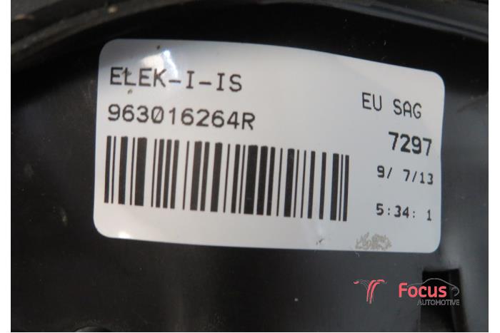 Retrovisor externo derecha de un Renault Clio IV (5R) 0.9 Energy TCE 90 12V 2013