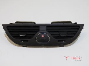 Używane Kratka wentylacyjna deski rozdzielczej Opel Corsa E 1.3 CDTi 16V ecoFLEX Cena € 15,00 Procedura marży oferowane przez Focus Automotive