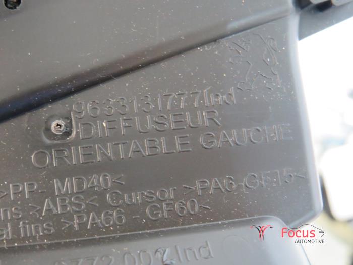 Rejilla de aire de salpicadero de un Peugeot 208 I (CA/CC/CK/CL) 1.2 Vti 12V PureTech 82 2012