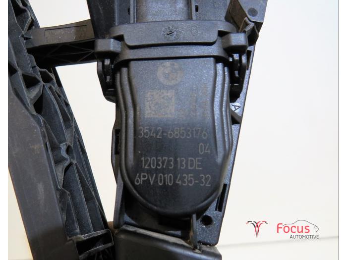 Throttle pedal position sensor from a BMW 1 serie (F20) 116d 1.6 16V Efficient Dynamics 2014