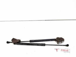 Used Set of tailgate gas struts Renault Clio IV (5R) 1.2 16V GPL Price € 15,00 Margin scheme offered by Focus Automotive