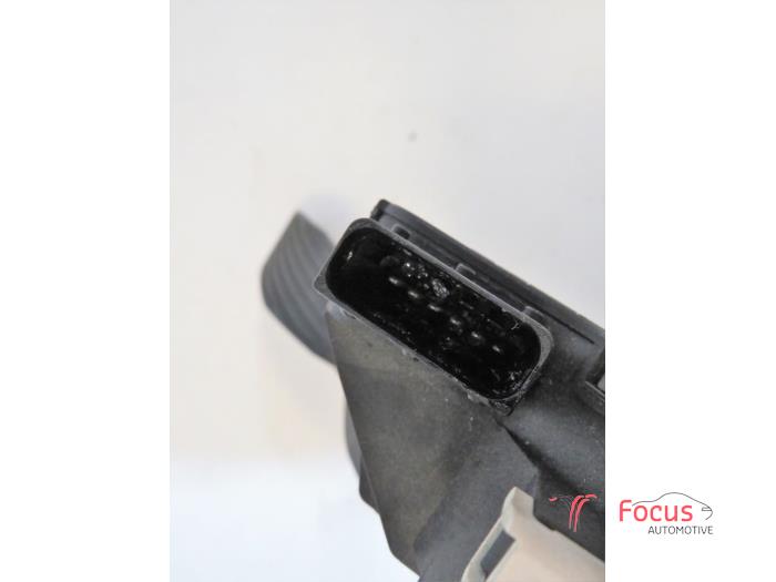 Throttle pedal position sensor Opel Corsa E 1.2 16V 13305804 B12XER