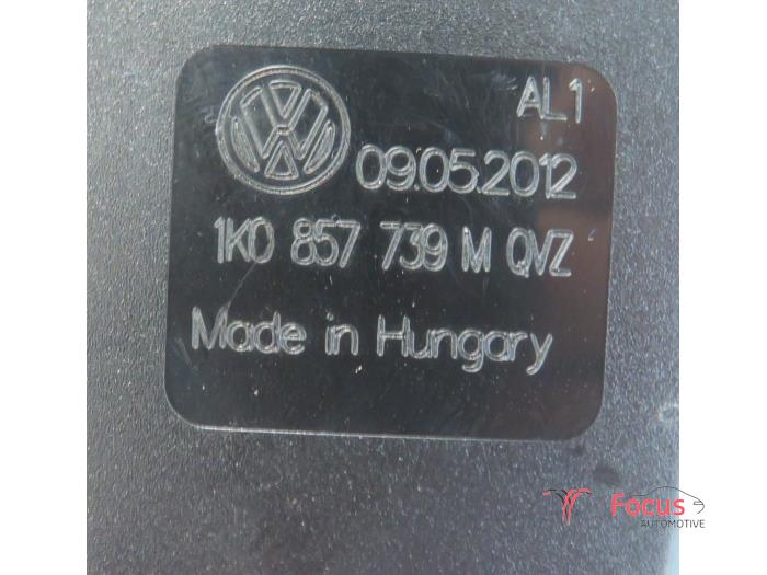 Wtyk pasa bezpieczenstwa prawy tyl z Volkswagen Golf VI (5K1) 1.6 TDI 16V 2012