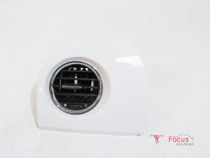 Używane Kratka wentylacyjna deski rozdzielczej Fiat 500 (312) 1.2 69 Cena € 25,00 Procedura marży oferowane przez Focus Automotive
