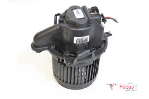 Usados Motor de ventilador de calefactor Renault Clio IV (5R) 1.2 16V Precio € 25,00 Norma de margen ofrecido por Focus Automotive
