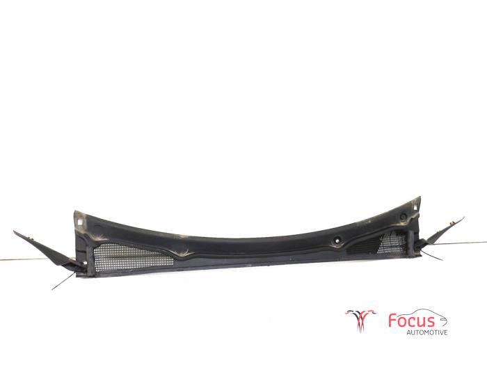 Cowl top grille from a Renault Clio IV (5R) 0.9 Energy TCE 90 12V 2013