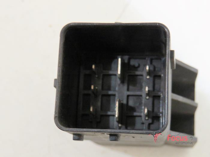 Glow plug relay from a Volvo V40 (MV) 1.6 D2 2013