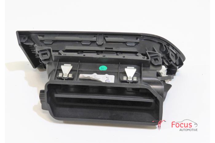 Rejilla de aire de salpicadero de un Peugeot 308 (L3/L8/LB/LH/LP) 1.6 16V THP 2013