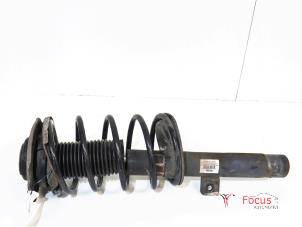 Gebrauchte Stoßdämpferstrebe links vorne Peugeot 206+ (2L/M) 1.4 XS Preis € 25,00 Margenregelung angeboten von Focus Automotive