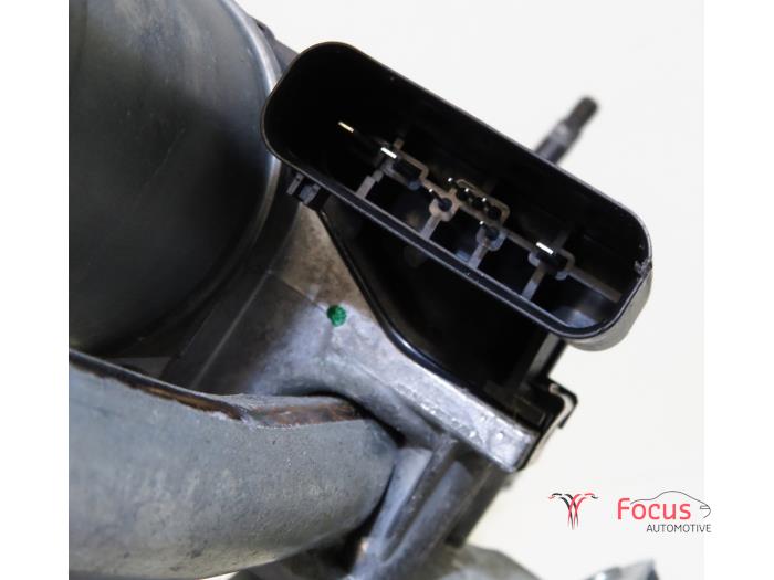 Mecanismo y motor de limpiaparabrisas de un Ford Fiesta 7 1.0 EcoBoost 12V 100 2018