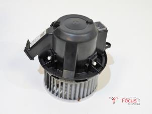 Usados Motor de ventilador de calefactor Renault Twingo III (AH) 1.0 SCe 70 12V Precio € 29,95 Norma de margen ofrecido por Focus Automotive
