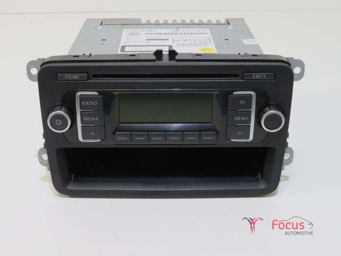 Radio CD player from a Volkswagen Polo V (6R) 1.2 TDI 12V BlueMotion 2013