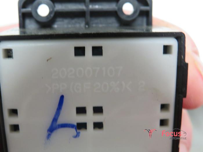 Multi-functional window switch from a Hyundai i10 (F5) 1.0i 12V 2011