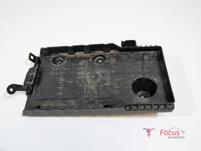 Begagnade Batterilåda Volvo V40 (MV) 2.0 D2 16V Pris € 14,95 Marginaltabell erbjuds av Focus Automotive