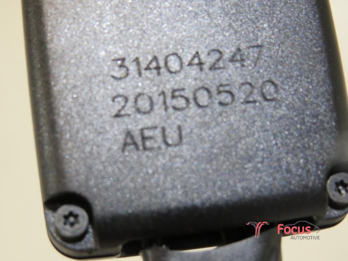 Front seatbelt buckle, right from a Volvo V40 (MV) 2.0 D2 16V 2015