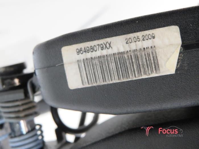 Wtyk pasa bezpieczenstwa prawy tyl z Peugeot 207/207+ (WA/WC/WM) 1.4 2009