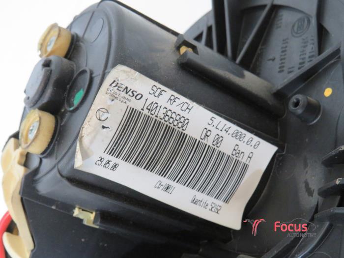Heating and ventilation fan motor from a Citroën Jumpy (G9) 2.0 HDI 120 16V 2008