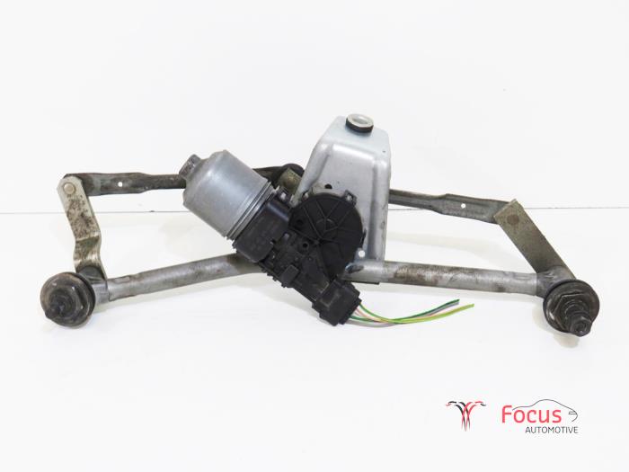Wiper motor + mechanism from a Peugeot 206+ (2L/M) 1.1 XR,XS 2011