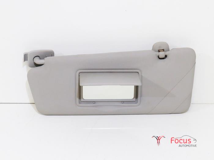Sun visor from a Renault Clio IV (5R) 1.5 dCi 75 FAP 2015