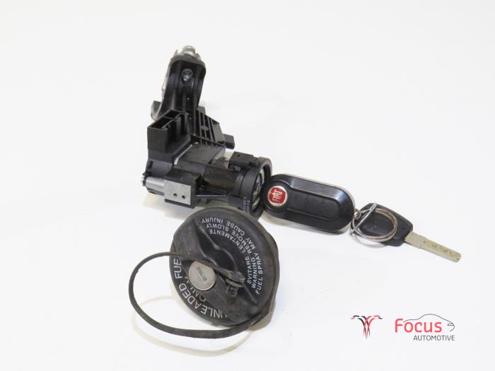 Używane Stacyjka + Kluczyk Fiat Punto Evo (199) 1.2 Euro 5 Cena € 40,00 Procedura marży oferowane przez Focus Automotive