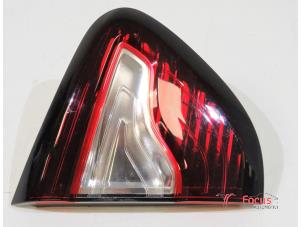 Used Tailgate reflector, left Renault Captur (2R) 1.2 TCE 16V EDC Price € 35,00 Margin scheme offered by Focus Automotive