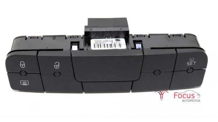 Interruptor de luz de pánico de un Seat Ibiza IV SC (6J1) 1.2 TSI 2015