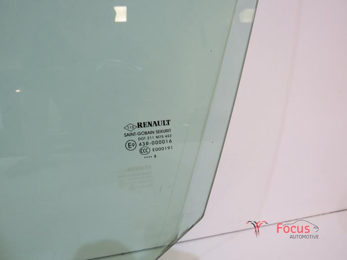 Vitre portière 4portes avant gauche d'un Renault Megane IV Estate (RFBK) 1.2 Energy TCE 100 2018