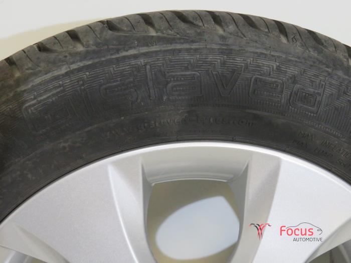 Wheel + tyre from a Hyundai i20 1.4i 16V 2010