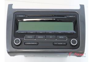 Usados Reproductor de CD y radio Volkswagen Polo V (6R) 1.6 TDI 16V 90 Precio € 34,95 Norma de margen ofrecido por Focus Automotive