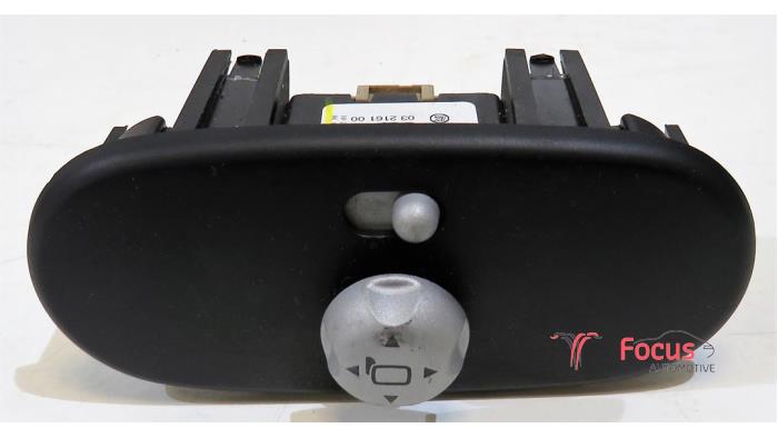 Usados Interruptor de retrovisor Austin Mini Open (R52) 1.6 16V Cooper Precio € 9,95 Norma de margen ofrecido por Focus Automotive