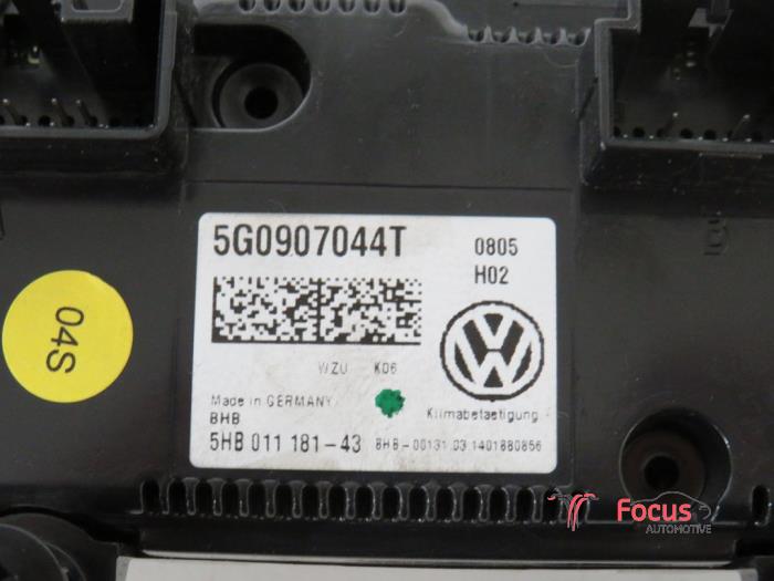 Heater control panel from a Volkswagen Golf VII (AUA) 1.6 TDI 16V 2014