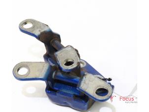Used Rear door hinge, right Chevrolet Spark 1.0 16V Bifuel Price € 15,00 Margin scheme offered by Focus Automotive