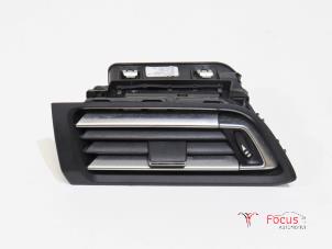 Używane Kratka wentylacyjna deski rozdzielczej Peugeot 308 (L3/L8/LB/LH/LP) 1.6 BlueHDi 120 16V Cena € 20,00 Procedura marży oferowane przez Focus Automotive