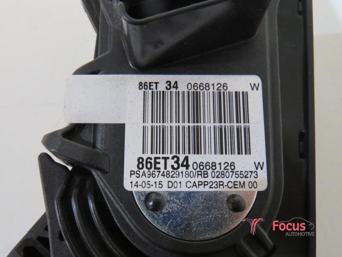 Throttle pedal position sensor from a Peugeot 308 (L3/L8/LB/LH/LP) 1.6 BlueHDi 120 16V 2016