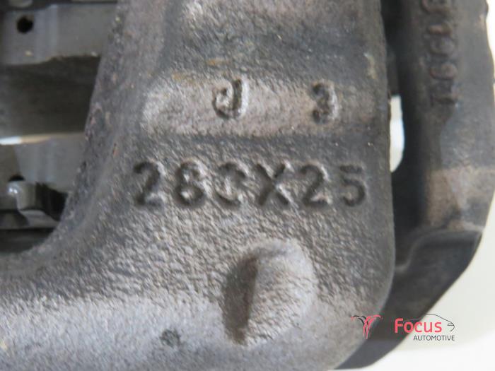Etrier de frein (pince) avant gauche d'un Mercedes-Benz A (W176) 1.6 A-180 16V 2014