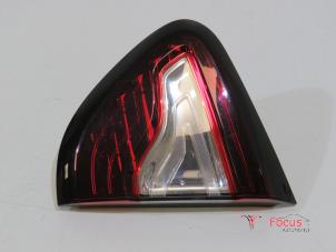 Used Tailgate reflector, right Renault Captur (2R) 0.9 Energy TCE 12V Price € 30,00 Margin scheme offered by Focus Automotive