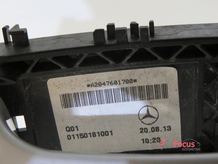 Uchwyt drzwi lewych przednich wersja 4-drzwiowa z Mercedes-Benz A (W176) 1.6 A-180 16V 2014