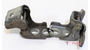 Used Front door hinge, right Renault Clio IV (5R) 0.9 Energy TCE 90 12V Price € 25,00 Margin scheme offered by Focus Automotive