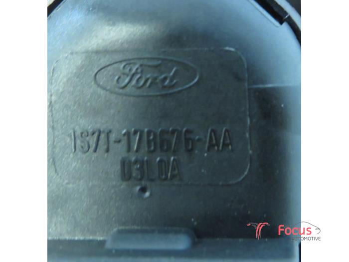 Interruptor de retrovisor de un Ford Fiesta 6 (JA8) 1.4 16V 2011