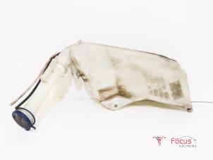 Used Front windscreen washer reservoir Peugeot 206 (2A/C/H/J/S) 1.4 XR,XS,XT,Gentry Price € 25,00 Margin scheme offered by Focus Automotive