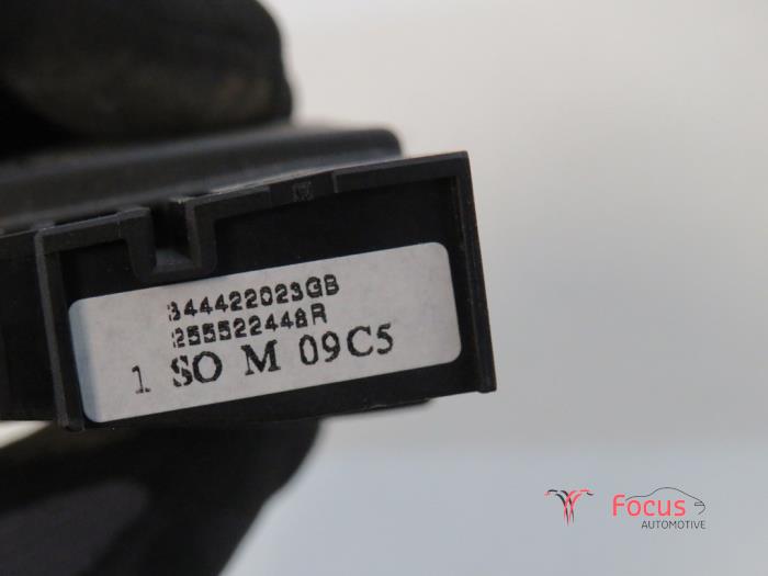 Radio remote control from a Renault Clio IV Estate/Grandtour (7R) 1.5 Energy dCi 75 FAP 2015